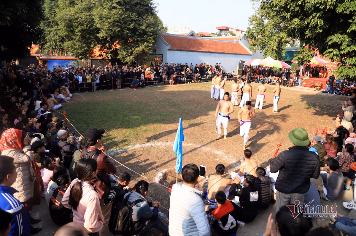 Trên tinh thần thể thao, đoàn kết, trận đấu diễn ra vui vẻ mang lại nhiều niềm vui trong năm mới