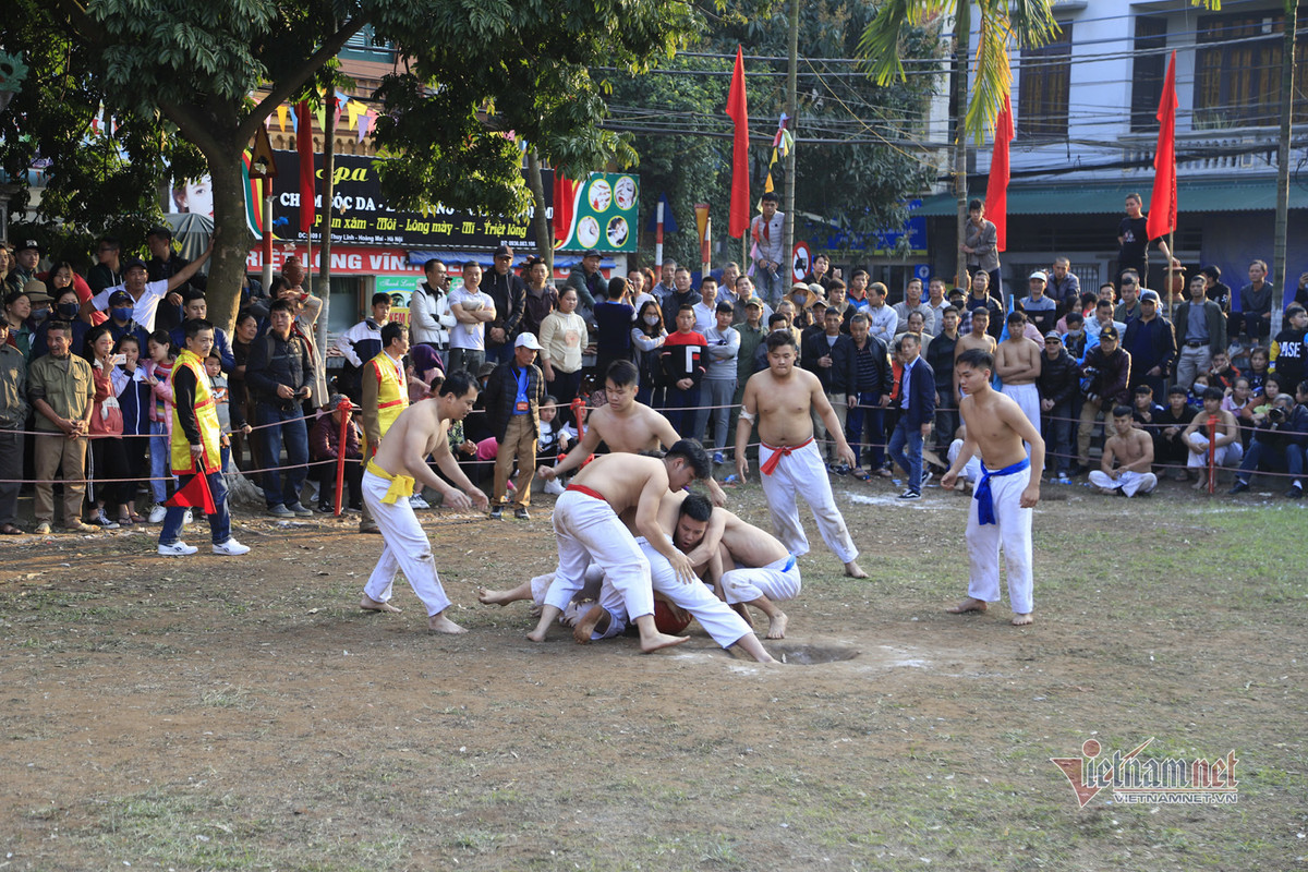 Các vận động viên này đều là các trai làng Thúy Lĩnh, có sức khỏe tốt, được tuyển chọn tham gia hội làng