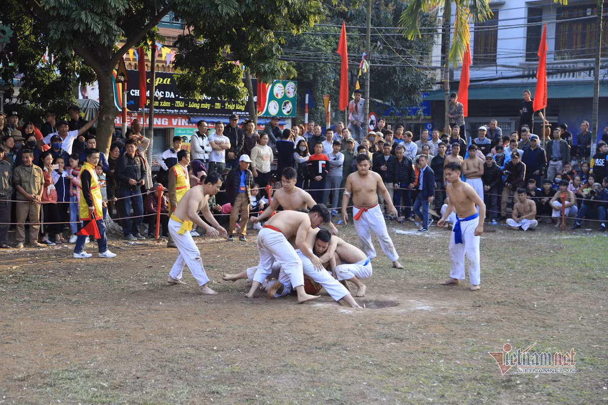 Các vận động viên này đều là các trai làng Thúy Lĩnh, có sức khỏe tốt, được tuyển chọn tham gia hội làng