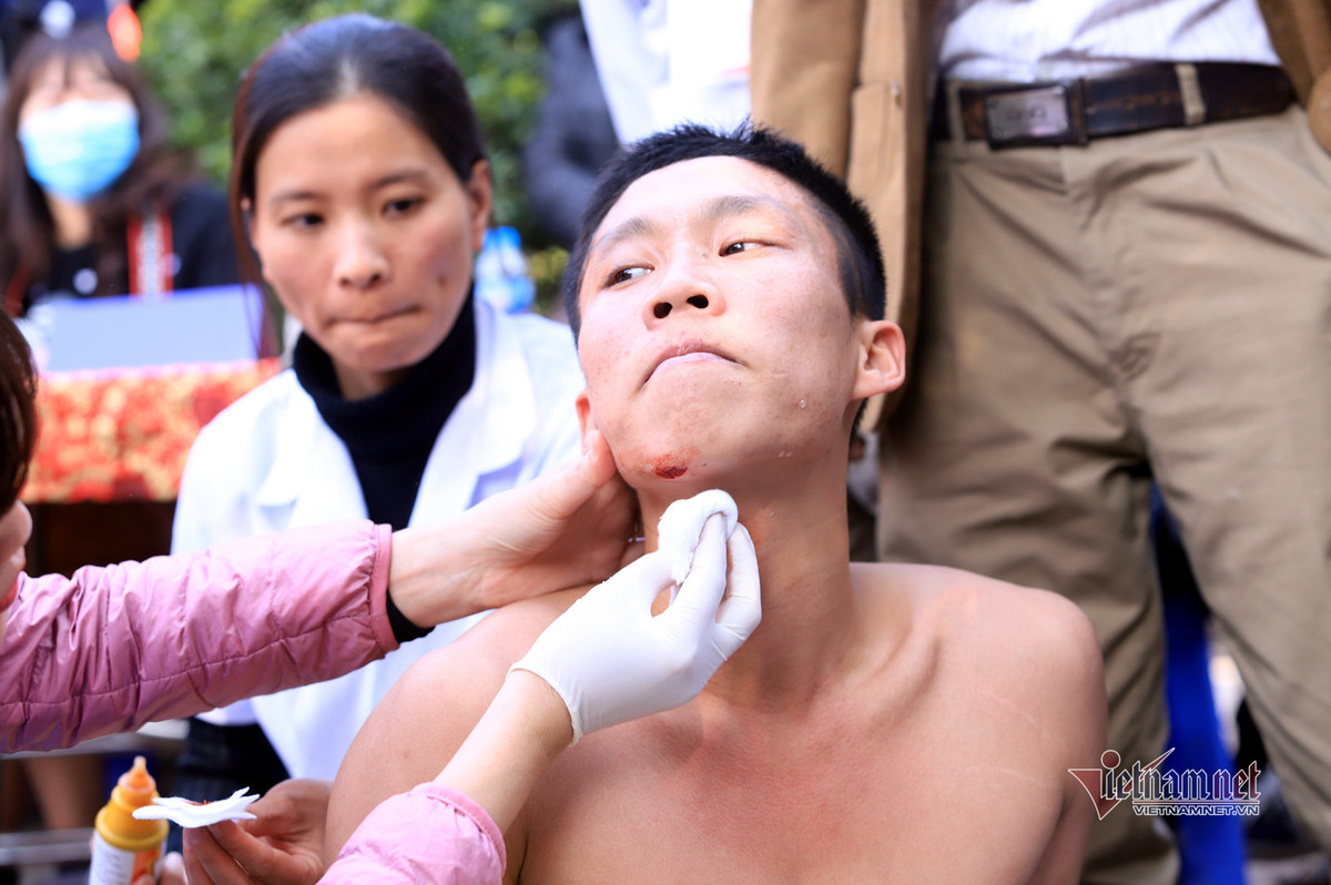 Để đưa được cầu vào hố của đội mình, các đấu sĩ vấp phải sự cản trở quyết liệt của đối phương. Các thanh niên phải sử dụng chiến thuật làm sao để tranh cướp được cầu mang về hố của đội mình. Mỗi lần như vậy được tính là một lần thắng