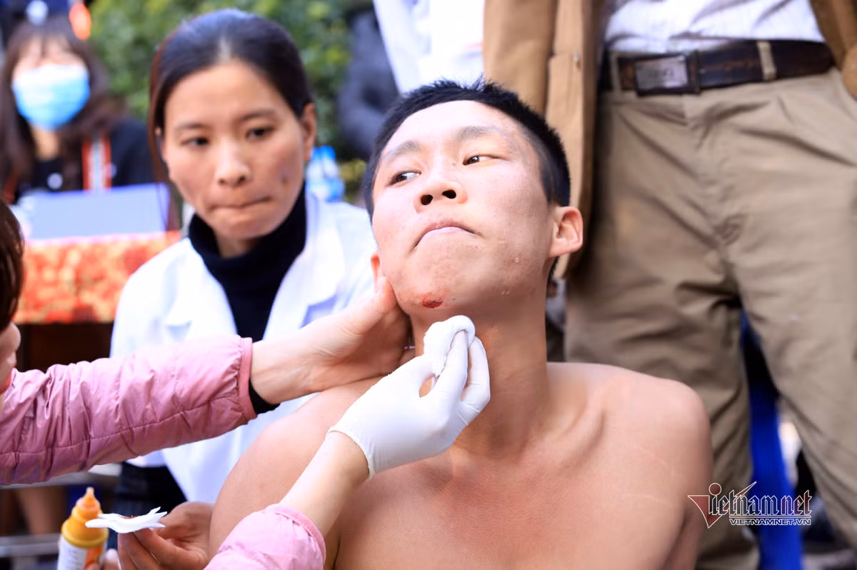 Để đưa được cầu vào hố của đội mình, các đấu sĩ vấp phải sự cản trở quyết liệt của đối phương. Các thanh niên phải sử dụng chiến thuật làm sao để tranh cướp được cầu mang về hố của đội mình. Mỗi lần như vậy được tính là một lần thắng