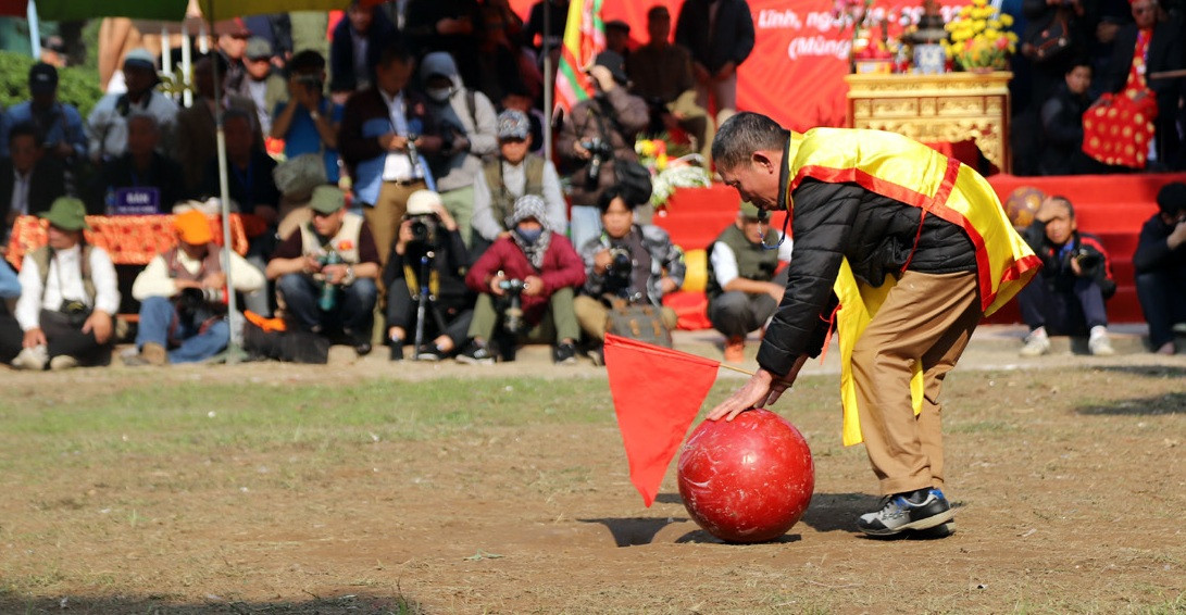 Sân vật cầu được đào sẵn 5 hố, hố ở giữa để đặt cầu khi bắt đầu vào hiệp, 4 hố ở 4 góc sân tương ứng với 4 đội gồm 8 người, cứ 2 người một đội đưa được quả cầu vào hố của mình là được điểm, 3 lần liên tiếp đưa được bóng vào hố của mình là chiến thắng.