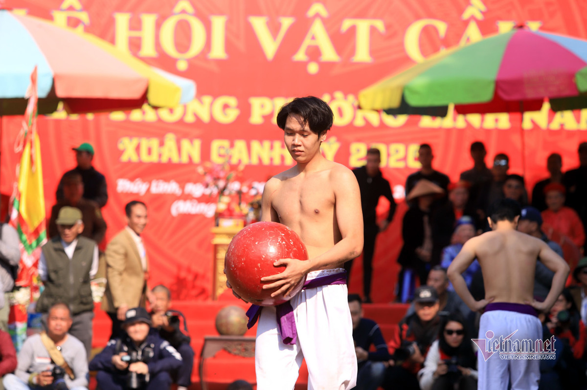 Nằm trong khuôn khổ hội làng Thúy Lĩnh xưa (nay là phường Thúy Lĩnh) kéo dài từ mùng 4 đến mùng 6 tết hàng năm, hội vật cầu được tổ chức vào buổi chiều của ngày cuối hội. Hội vật cầu Thúy Lĩnh nhằm tưởng nhớ công ơn của Linh Lang Đại Vương, tương truyền là hiện thân của Thái tử Hoằng Chân, con trai thứ tư của vua Lý Thánh Tông.