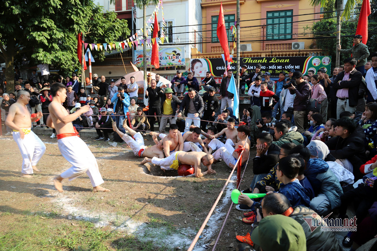 Lễ hội thu hút sự theo dõi của đông đảo và cổ vũ nhiệt tình từ người dân