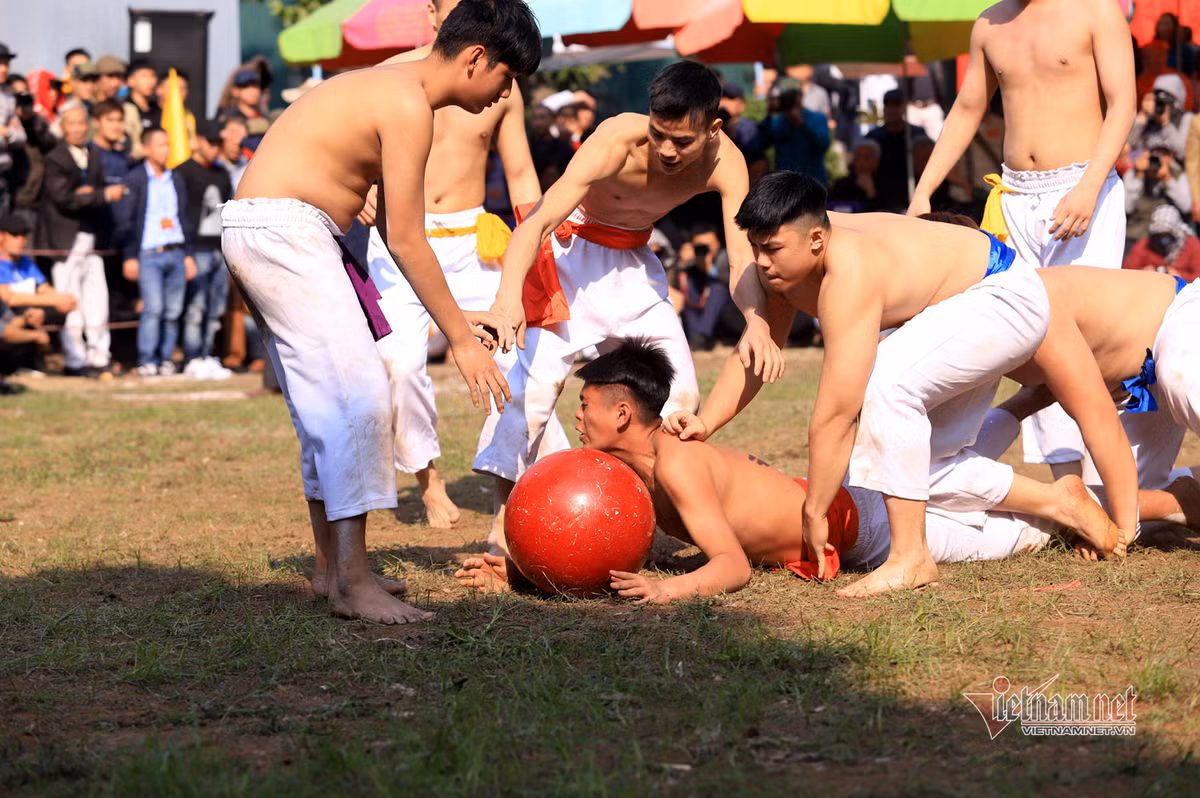Khi tiếng còi thông báo trận đấu bắt đầu, các đội từ 4 góc sân lao nhanh vào cướp cầu