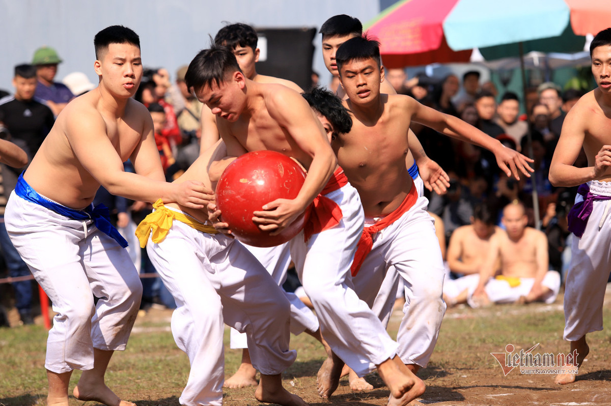 Có 3 trọng tài gồm 2 trọng tại biên và 1 trọng tài chính điều khiển trận đấu. Thời gian thi đấu mỗi trận 30 phút