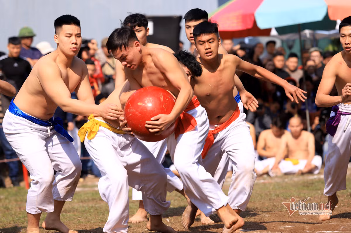 Có 3 trọng tài gồm 2 trọng tại biên và 1 trọng tài chính điều khiển trận đấu. Thời gian thi đấu mỗi trận 30 phút