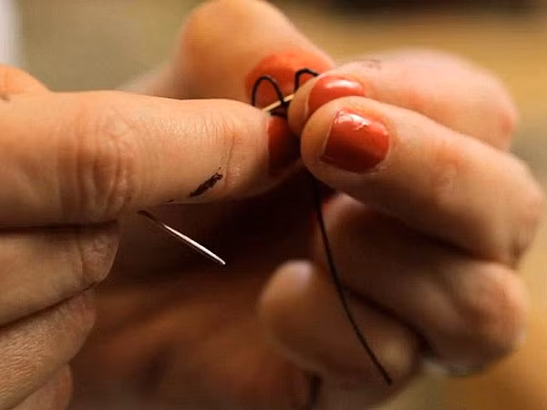 Công đoạn tiếp đòi hỏi sự chính xác và tập trung cao độ là ghép và may túi. Do được làm từ da nguyên chất, mỗi lỗ kim trên túi chỉ được đóng một lần và đòi hỏi sự chính xác tuyệt đối.