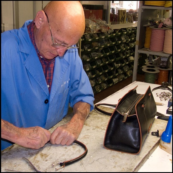 Đặc biệt, có những thợ bậc thầy ngồi đếm số đường kim khâu trên mỗi chiếc túi, nếu thừa hay thiếu dù chỉ một mũi - chiếc túi sẽ bị đem đi hủy và yêu cầu làm lại. Nguồn ảnh: Belisi, BI. Video: Chiếc túi xách đắt 8,5 tỷ đồng đắt nhất hành tinh khiến chị em mê mẩn. Nguồn: VTC14