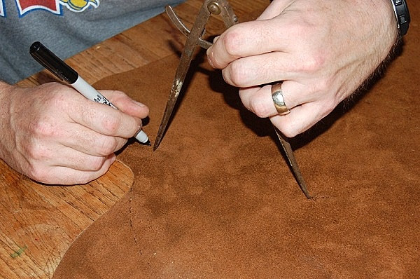 Cắt xong, người thợ sẽ đánh dấu vị trí ghép của từng tấm da. Những phần nối đều được mài tròn, nhuộm sáp phục vụ cho các công đoạn sau.