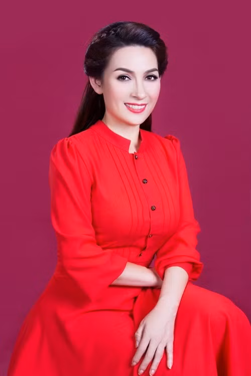 Sau nhiều năm theo đuồi dòng nhạc trữ tình quê hương, Phi Nhung có được chỗ đứng nhất định trên thị trường âm nhạc trong nước lẫn hải ngoại.