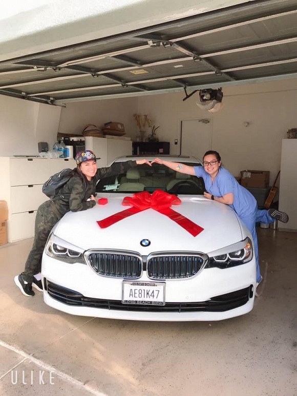 Lần hiếm hoi mà Phi Nhung khoe một món đồ đắt tiền là xế hộp BMWdo cô con gái Wendy Phạm tặng ở Mỹ nhân dịp sinh nhật. Nguồn ảnh: FBNV, Internet.