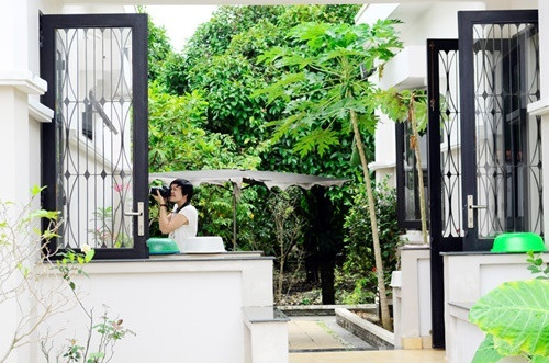 Cơ ngơi của Việt Trinh nổi bật nhất vùng do diện tích rộng và không gian được rào bọc tỉ mỉ.