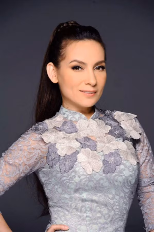 Hiện, mức cát-xê của giọng ca “Trách ai vô tình” thuộc top đầu trong làng âm nhạc Việt Nam. Có thông tin cho rằng trong một đám cưới ở Hà Tĩnh, Phi Nhung nhận lời mời biểu diễn với mức thù lao lên đến 10.000 USD.