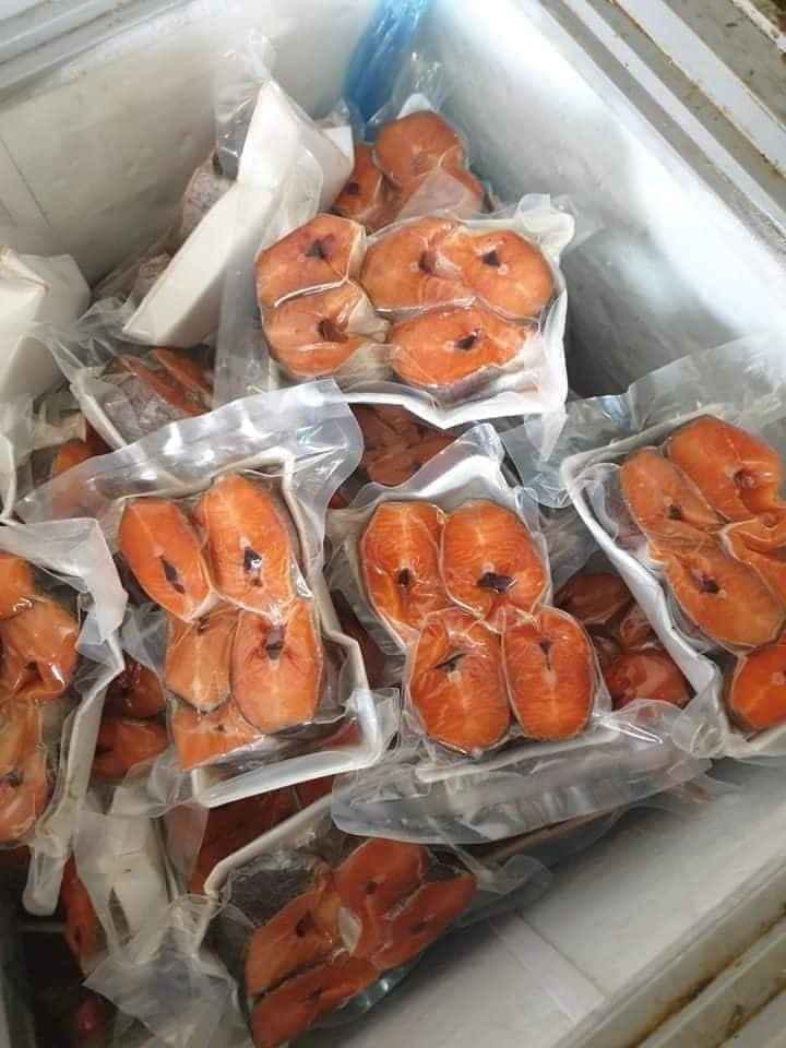  Cá hồi Sa Pa có thể còn nguyên con hoặc đã được hỗ trợ làm sạch, đóng túi hút chân không.