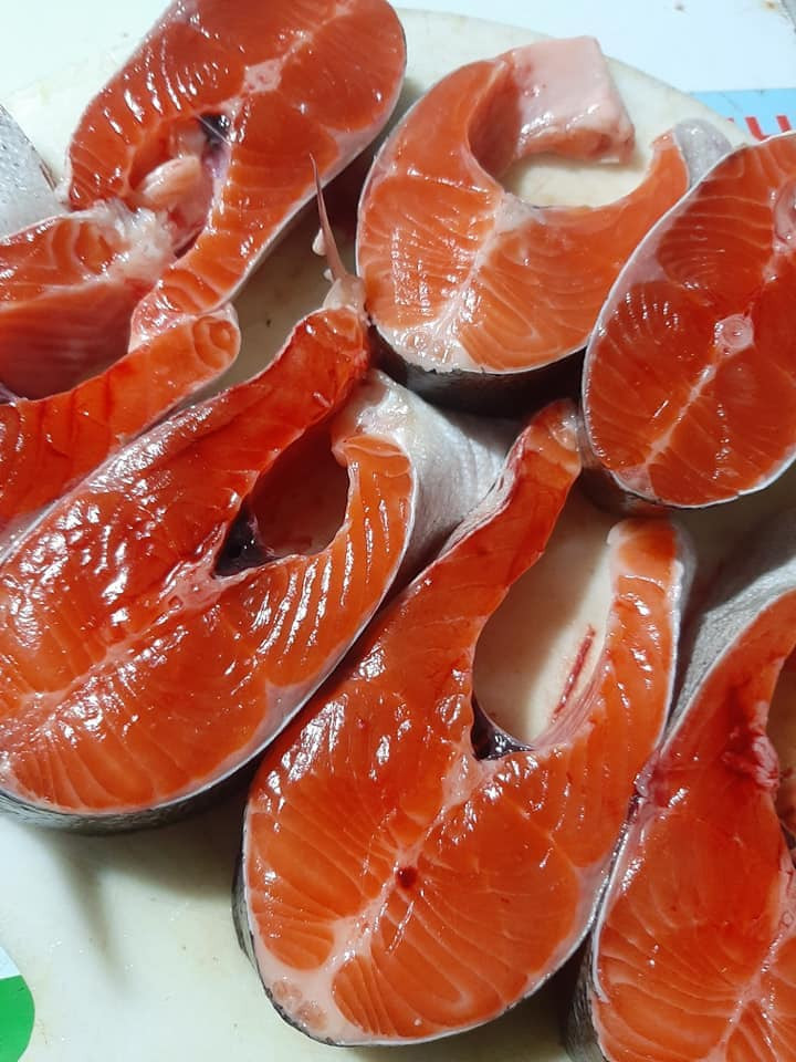 Theo Dân Việt, trước đây, người nuôi cá hồi chưa bao giờ phải bán lẻ. Thương lái họ đến từng hộ nuôi, thu mua với số lượng lớn với giá từ 240.000-250.000 đồng/kg.