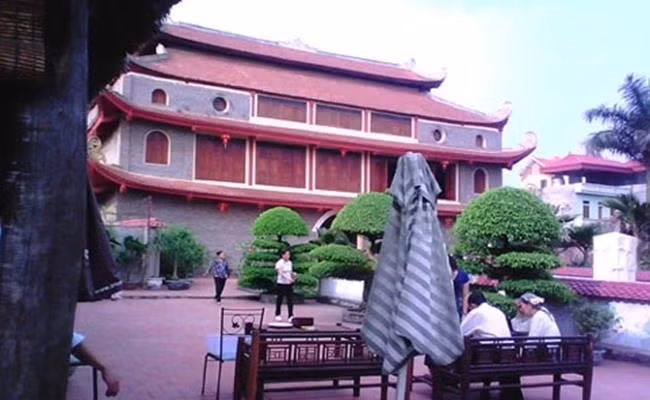 Đầu con đường riêng dẫn đến vị trí trung tâm của biệt phủ còn có một nhà sàn khác cao 2 tầng, tầng trên dùng để ở còn tầng dưới được sử dụng để kinh doanh tạp hóa. Ảnh: Dân Việt.