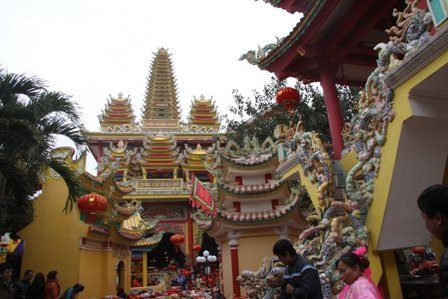 Rộng hàng ngàn mét vuông, khu biệt phủ được xây dựng thành 3 tòa tháp chính cao ngút trời. Người đi đường dù cách xa cả cây số vẫn có thể nhìn thấy được đỉnh tháp. Ảnh: Vietnamnet.