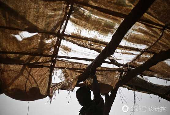 Họ thậm chí còn làm cả lán trại nghỉ ngơi phục vụ công việc đãi vàng. Ảnh: Kuaibao.