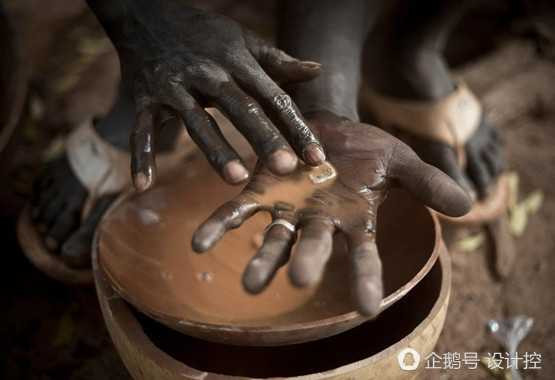 Người dân Mali vẫn dùng máng đãi vàng thủ công. Ảnh: Kuaibao.