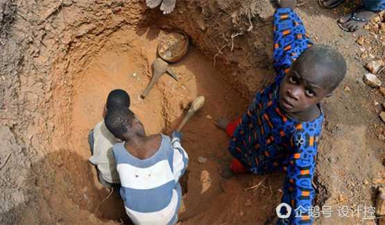 Nguồn nhân lực khai thác không chỉ người lớn mà các em nhỏ cũng tham gia đào, đãi vàng. Ảnh: Kuaibao.