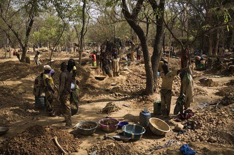 Công việc đào vàng vất vả nhưng người dân Mali luôn muốn thử vận may với hi vọng đổi đời. Ảnh: Kuaibao.