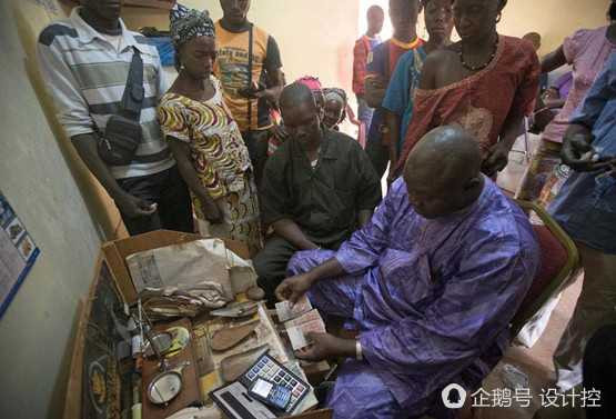 Thương lái luôn túc trực mua lại thành quả của họ. Ảnh: Kuaibao. Video: Bất lực với nạn khai thác vàng trái phép. Nguồn: VTC1