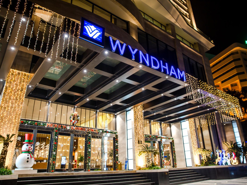 Chiều 8/3,Wyndham và Thái Sơn ở TP Hạ Long (tỉnh Quảng Ninh) là khách sạn bị phong tỏa do Covid-19. Đây là nơi lưu trú của du khách nước ngoài nhiễm Covid-19. Khách sạn Wyndham tọa lạc tại khu 1 (phường Bãi Cháy, TP Hạ Long). Ảnh: Wyndham.