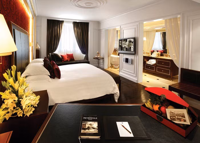Nội thất được trang trí theo phong cách cổ điển mà sang trọng. Ảnh: Booking.