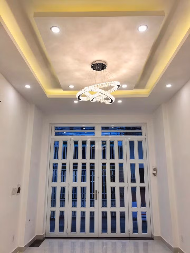 Nam MC Đại Nghĩa cho biết hiện tại không gian sống này vẫn chưa được trang trí nội thất, chỉ mới hoàn tất phần bên ngoài.