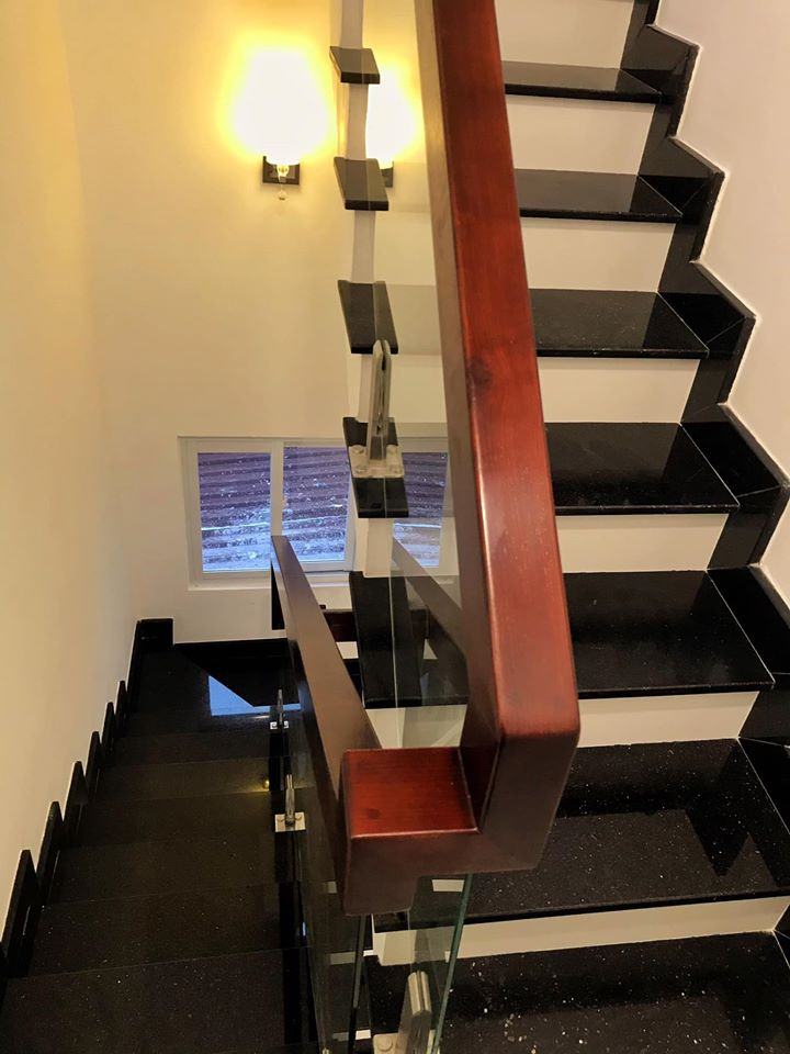 Cầu thang ốp đá đen trắng hiện đại và sang trọng.