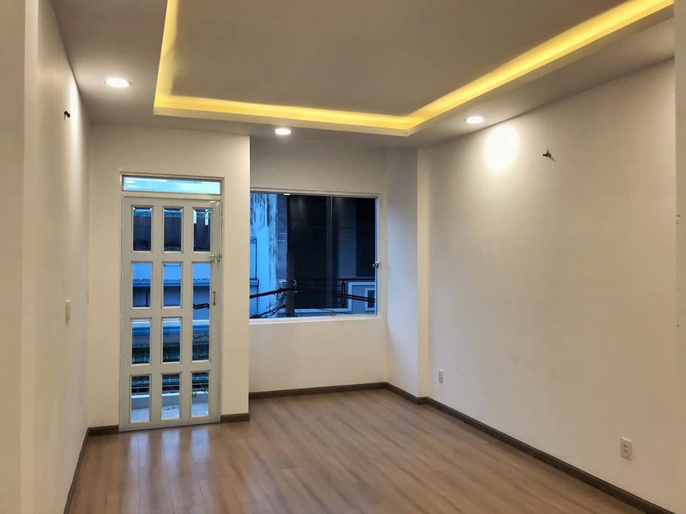 Bên trong nhà có 3 phòng ngủ, 3 nhà vệ sinh và 1 phòng thờ.