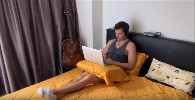 Ông xã Hoàng Oanh cũng có thể làm việc trong phòng ngủ.