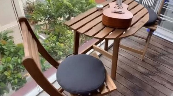 Phía trước phòng khách là ban công nhỏ, nơi hai vợ chồng tâm sự vào buổi tối và ngắm nhìn thành phố.