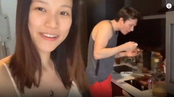 Mới đây, Hoàng Oanh đăng tải clip dài hơn 16 phút khoe cuộc sống trong căn hộ của vợ chồng cô tại Singapore.