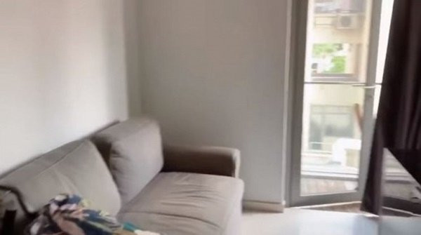 Căn hộ của vợ chồng Á hậu Hoàng Oanh gồm một phòng khách, một phòng bếp và một phòng ngủ.