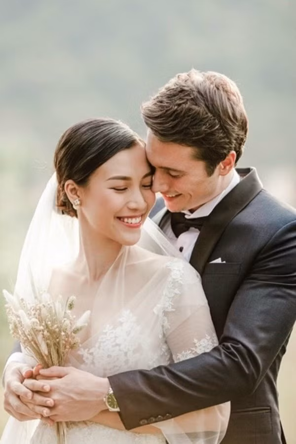 Khép lại chuyện tình với Huỳnh Anh, Á hậu Hoàng Oanh đã tìm được hạnh phúc mới bên chồng Tây. Hiện tại, chồng Hoàng Oanh đang làm việc tại Singapore.