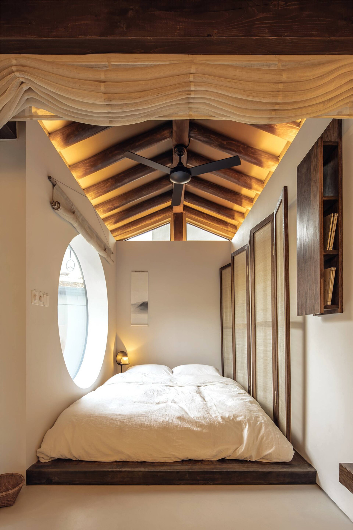 Cửa sổ tròn sử dụng vách kính trong suốt giúp căn phòng đón sáng tự nhiên hiệu quả nhưng vẫn giữ được sự riêng tư cần thiết.