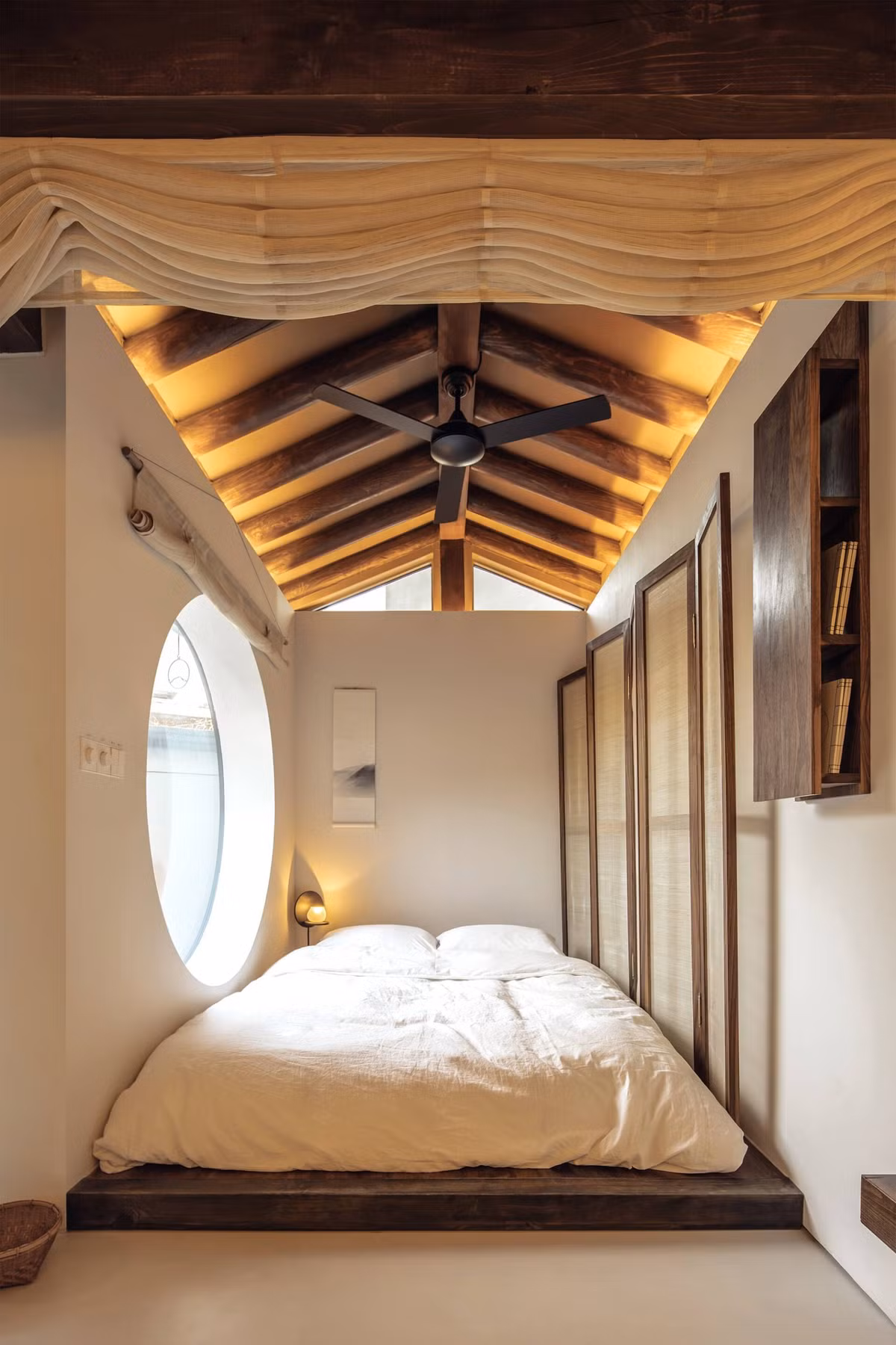 Cửa sổ tròn sử dụng vách kính trong suốt giúp căn phòng đón sáng tự nhiên hiệu quả nhưng vẫn giữ được sự riêng tư cần thiết.