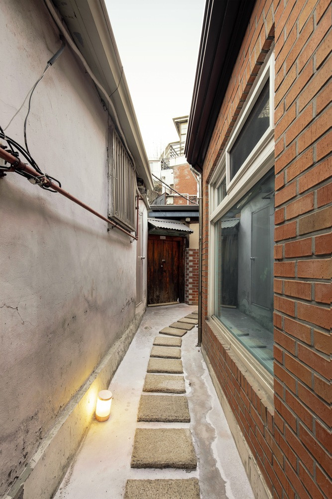 Tọa lạc tại Nuha-dong, Seochon, một trong những khu phố cổ nhất tại Seoul (Hàn Quốc), ngôi nhà có diện tích rất nhỏ, chỉ vỏn vẹn 29m2.