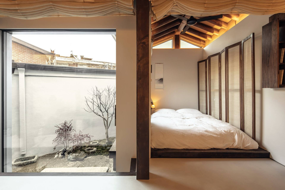 Không gian phòng ngủ nhỏ nhưng vẫn có sự gắn kết thiên nhiên.