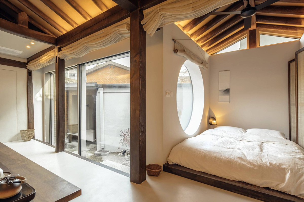 Tấm phản gỗ nhỏ thay thế giường ngủ, phù hợp với không gian căn nhà nhỏ.