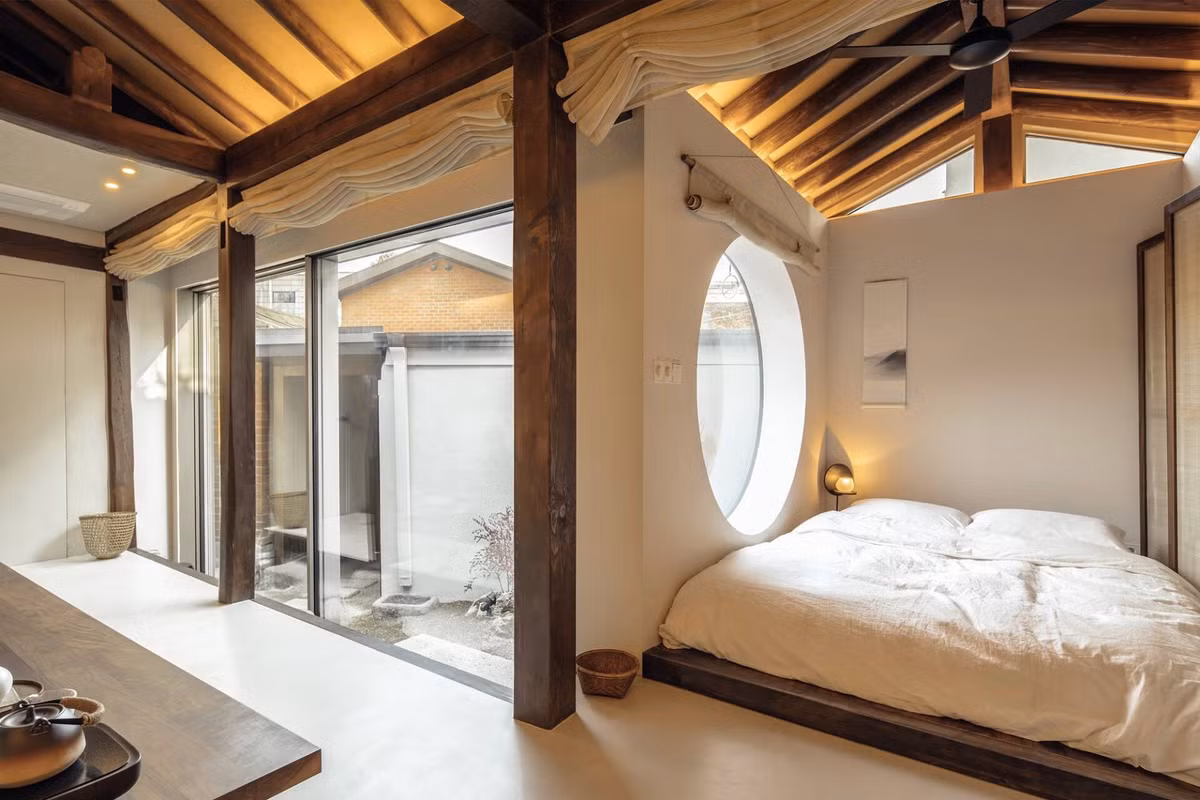 Tấm phản gỗ nhỏ thay thế giường ngủ, phù hợp với không gian căn nhà nhỏ.