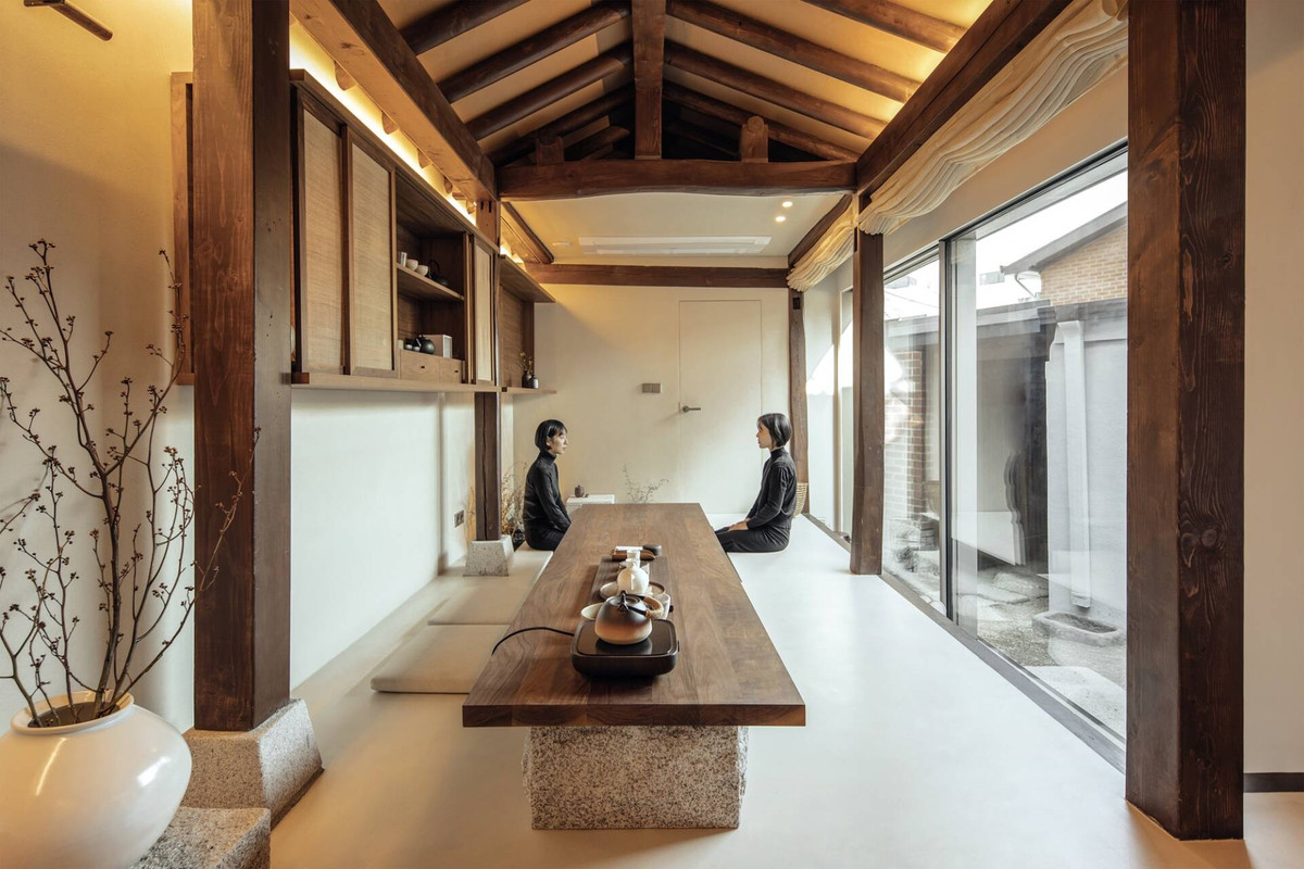 Do đó, kiến trúc sư không sử dụng ghế mà chỉ dùng đệm ngồi, toàn bộ sinh hoạt của chủ nhà đều diễn ra trên sàn, xung quanh chiếc bàn thấp đúng theo phong cách truyền thống.