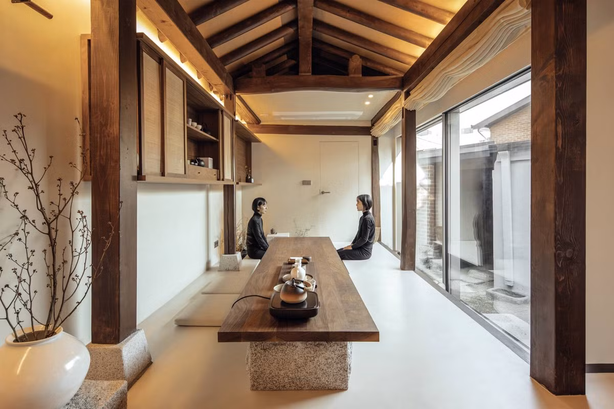 Do đó, kiến trúc sư không sử dụng ghế mà chỉ dùng đệm ngồi, toàn bộ sinh hoạt của chủ nhà đều diễn ra trên sàn, xung quanh chiếc bàn thấp đúng theo phong cách truyền thống.