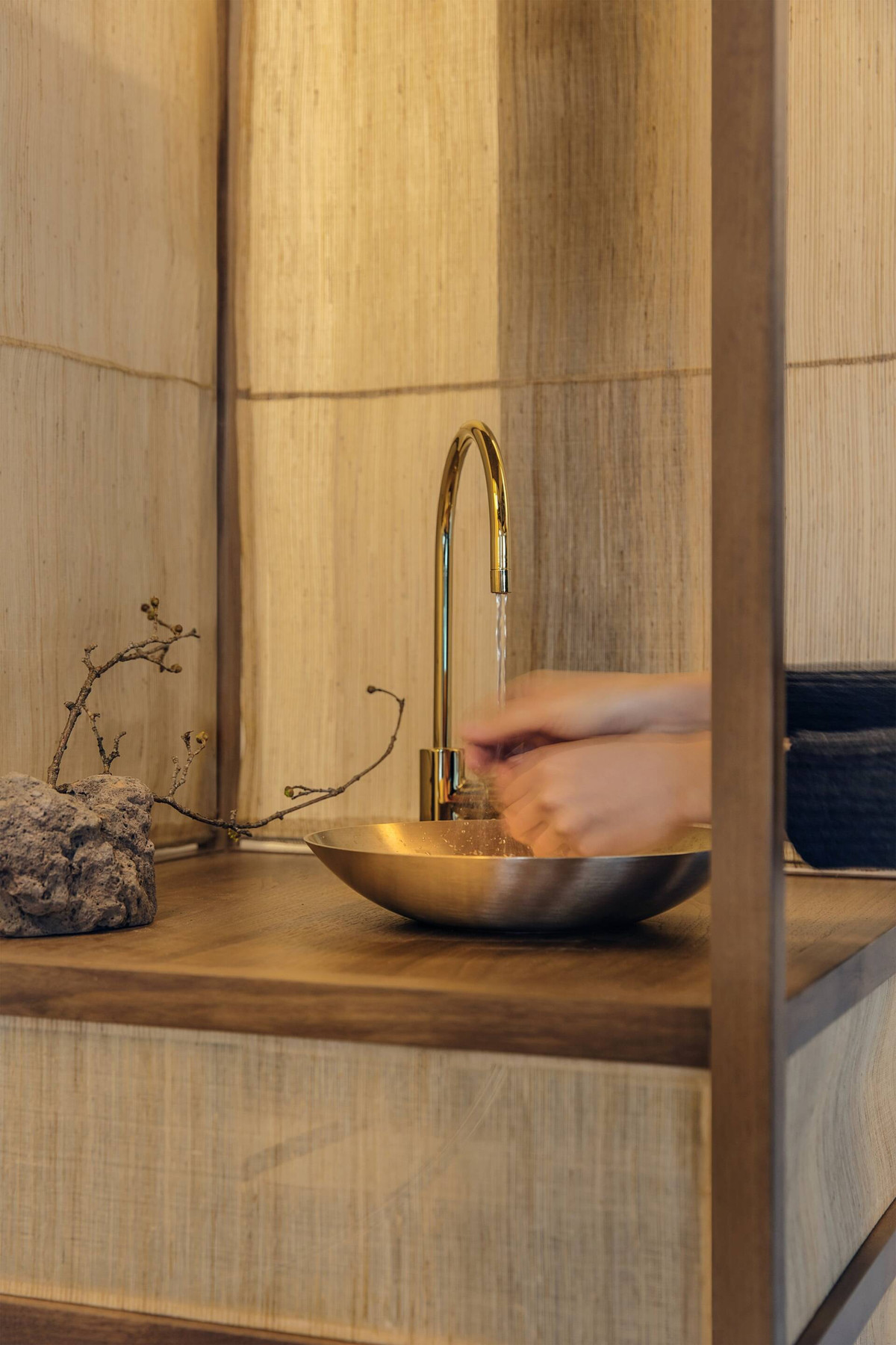 Bồn rửa tay nhỏ vừa vặn với không gian. Nguồn ảnh: Archdaily. Video: Độc đáo cách tạo lối vào nhà. Nguồn: VTC1