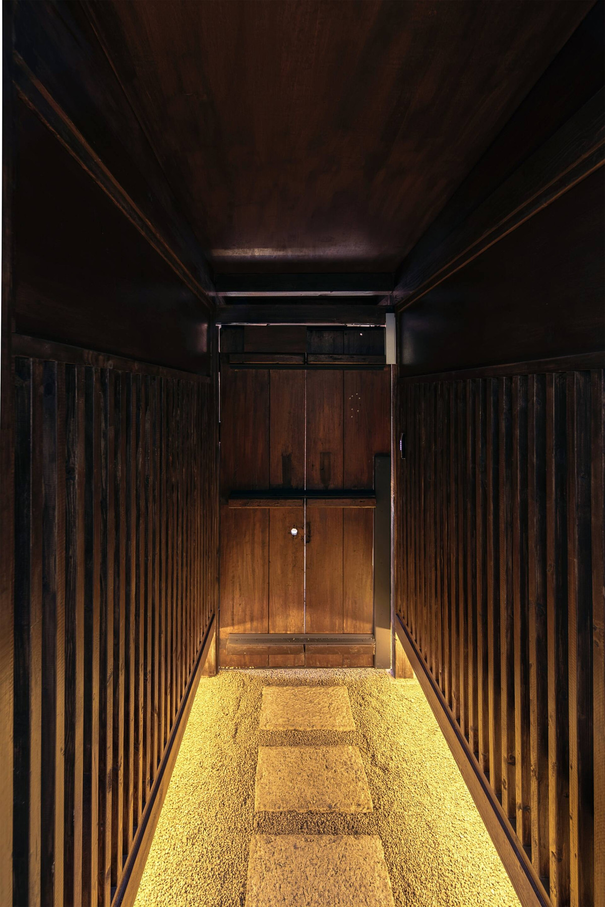 Xây dựng trên một khoảng đất khá nhỏ, lại nằm trong ngõ một con ngõ hẹp, gia chủ khó tránh khỏi cảm giác bí bách, ngột ngạt nếu căn nhà có quá nhiều đồ đạc.