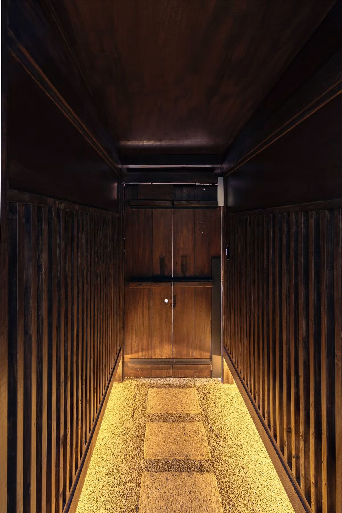 Xây dựng trên một khoảng đất khá nhỏ, lại nằm trong ngõ một con ngõ hẹp, gia chủ khó tránh khỏi cảm giác bí bách, ngột ngạt nếu căn nhà có quá nhiều đồ đạc.