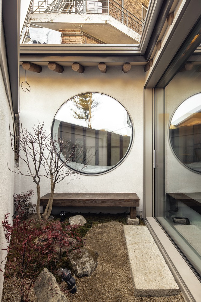 Dù diện tích hẹn hẹp song gia chủ vẫn dành không gian trồng nhiều cây cảnh nhỏ tạo điểm nhấn cho ngôi nhà.