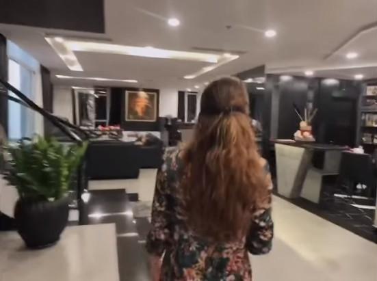 Qua đó, có thể thấy căn nhà của Hoàng Thùy Linh được trang trí với tông màu chủ đạo là trắng - đen - xám.